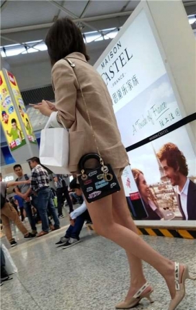 米色高跟鞋性感美腿街拍美女