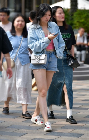 牛仔热裤素颜美女