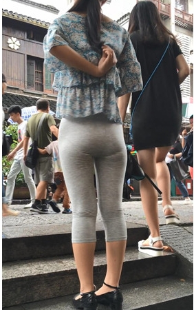 灰色紧身裤妹子