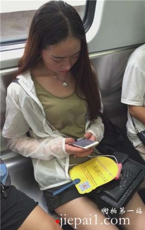 地铁上拍摄小清新美女。
