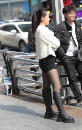 黑丝街拍少妇