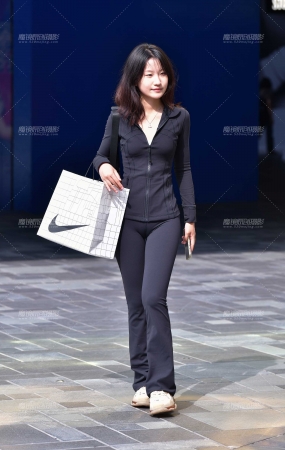 黑色紧身裤小美女