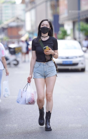 热裤美眉
