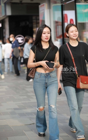 街拍破洞喇叭牛仔裤美女