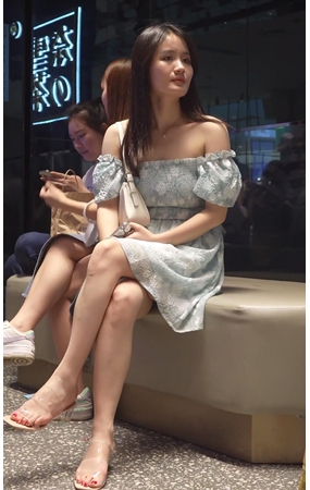 连衣裙美女