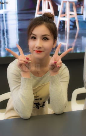 脚踝纹身的美女-13P