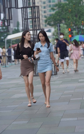 一对短裙姐妹花