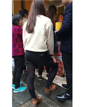 街拍黑色性感丝袜美腿女孩。