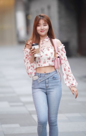 可爱的大长腿美女