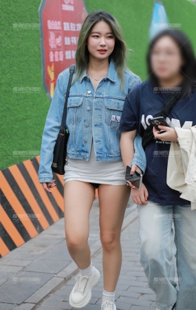 路遇超短热裤美女
