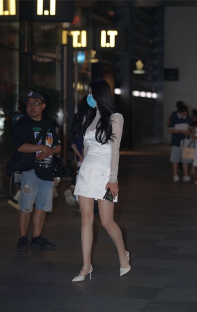 白色丝质裙