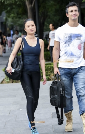 穿健美裤的少妇性感抚媚