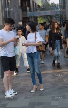 紧身蓝牛美眉