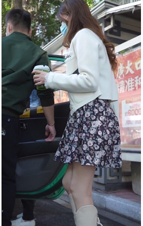 打车的美女