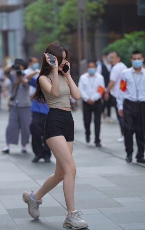 活泼可爱的美眉