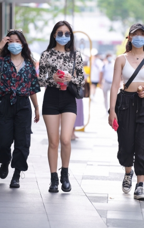 黑色牛仔短裤美女