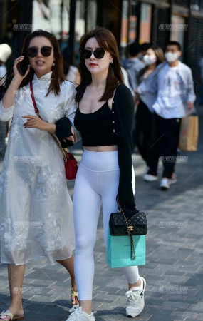 白瑜伽裤微丰腴美女
