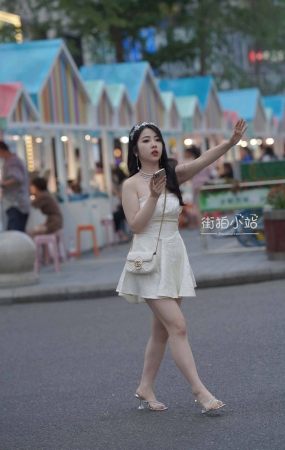 街拍白色抹胸裙美女