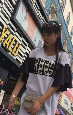 气质秀街拍白色短裤妹妹身材极好