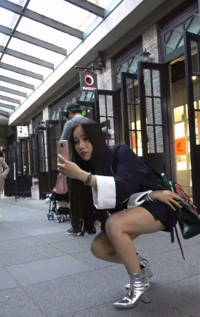 爱拍照的俩姐妹大街上摆出各种诱惑姿势
