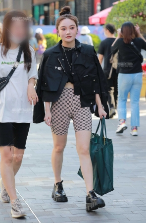 丰满性感短裤美女