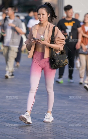 粉色瑜伽裤美女