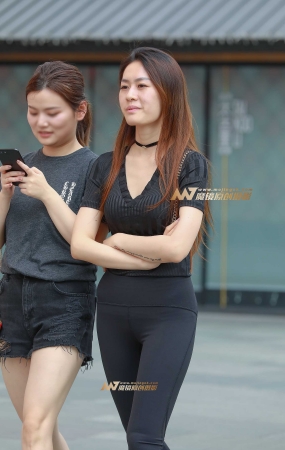经典的全黑搭配，紧致美眉