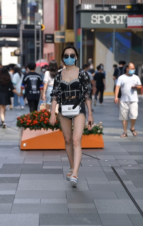 热裤大长腿美女