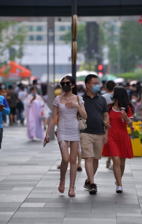 白皙美腿性感包屯裙美眉