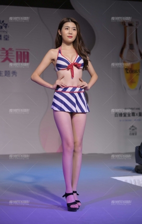 笔直的大长腿美女