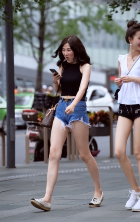 热裤美女