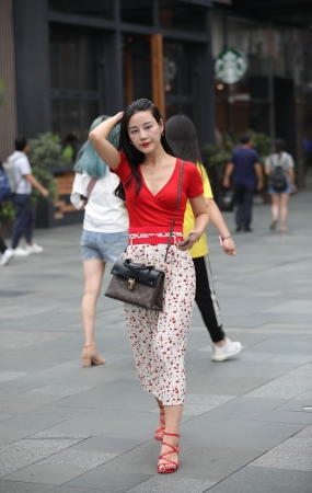 漂亮的红衣长裙小姐姐