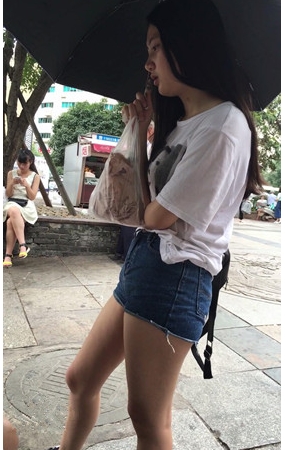 牛仔热裤妹子