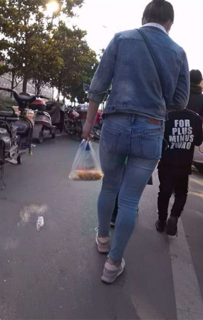 紧身牛仔裤牛仔外套少妇