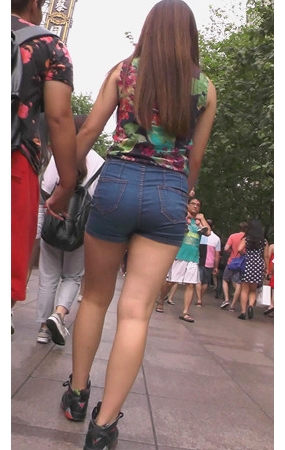热裤牛仔紧身美女