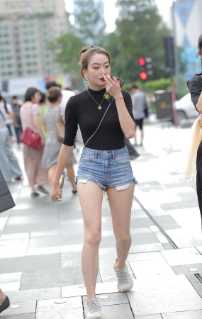 凯恩街拍作品 – 热裤美背