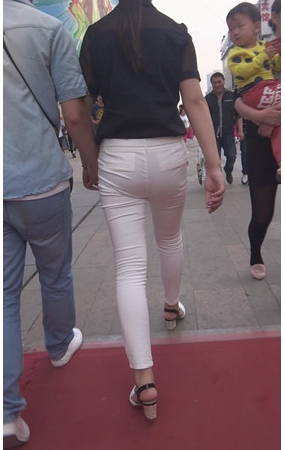 紧身白裤妹子