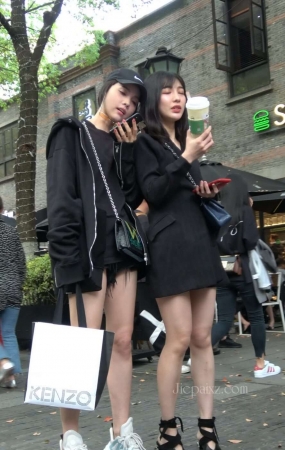 4K – 街拍小清新美女姐妹 [1.83 GB/MP4]