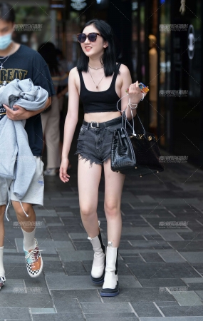 漂亮黑热裤美女