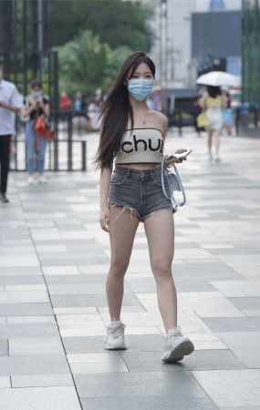 热裤美眉