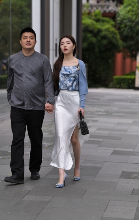 开叉白裙美女