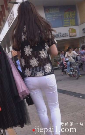 街拍极品紧身白裤女孩逛街，紧致得令人激动 [1.14 GB]