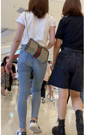 街拍蓝色牛仔裤妹子