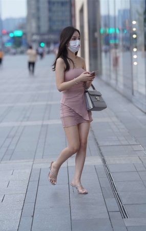 减龄粉色连衣裙