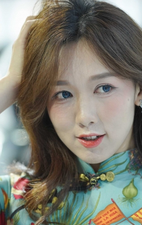 楚楚动人的大长腿美女