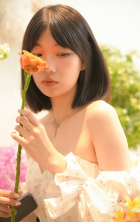 白裙女孩