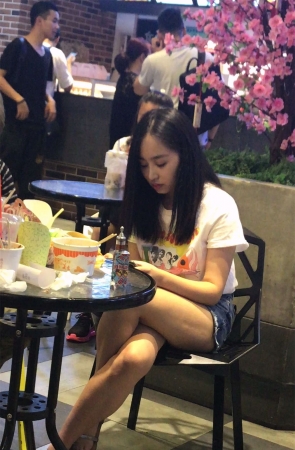 极品MM在吃饭