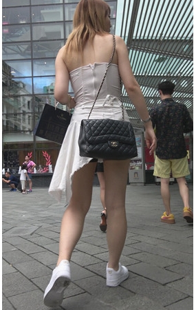 漂亮的抹胸装美女