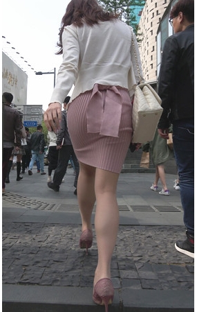 粉色连体包臀裙美女