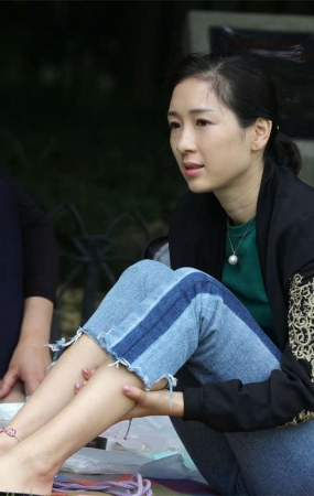 No1752 美白少妇直视镜头，殊不知她的精美玉足才是拍摄目标